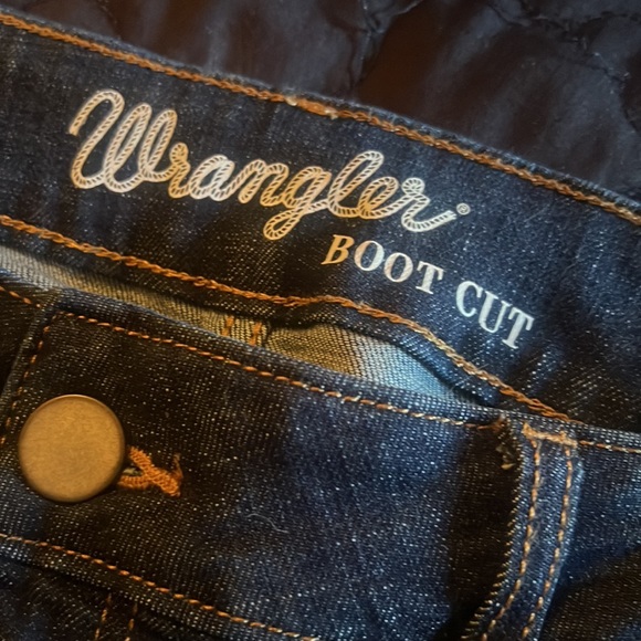 Woman’s wrangler boot cut jeans great condition very comfortable! Size 9x30 - Picture 4 of 5